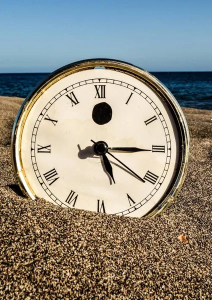 Φωτογραφία Από Ένα Ρολόι Στην Παραλία Της Άμμου — Φωτογραφία Αρχείου