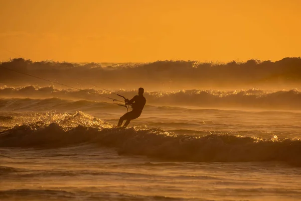 Sakin Bir Okyanusta Gün Batımında Tek Bir Sörfçü — Stok fotoğraf
