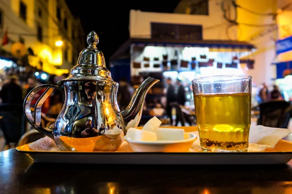 急須でお茶を飲みながら美しい写真デジタル画像 — ストック写真