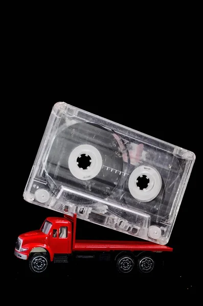 Koncepcja Muzyki Czerwony Samochód Taśmy Audio Muzyki Czarnym Tle — Zdjęcie stockowe