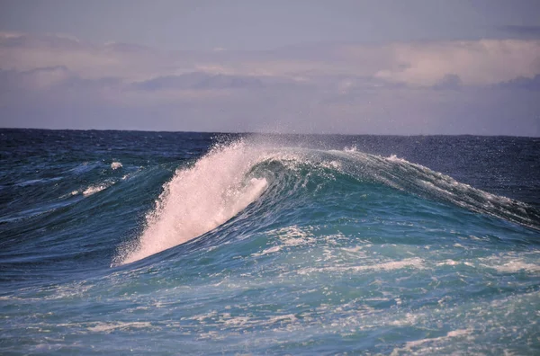 Wielka Błękitna Fala Rozbija Się Oceanie Atlantyckim — Zdjęcie stockowe