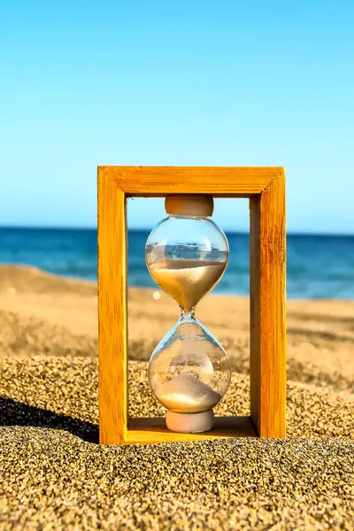 Фото Песочных Часов Песчаном Пляже Стоковое Изображение