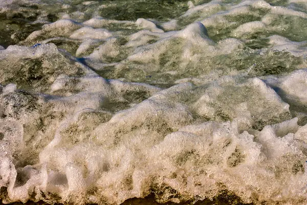 Sudan Köpük Kabarcıklarla Kıyıya Vuran Bir Dalga Köpük Beyazdır Kabarcıklar Stok Fotoğraf