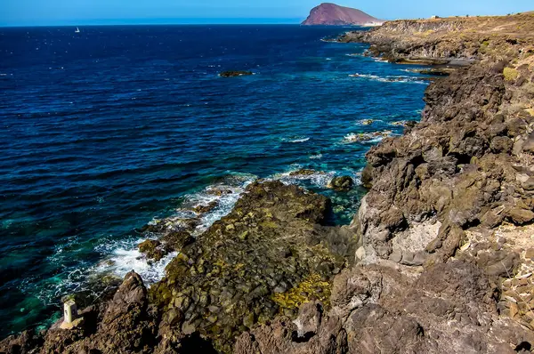 Stock image beautiful view of ocean shore. The water is blue and the sky is clear