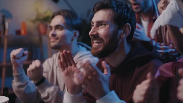 Nadšení Mladí Lidé Oslavují Křičí Poblíž Zatímco Dívají Televizi Multiethnic — Stock video