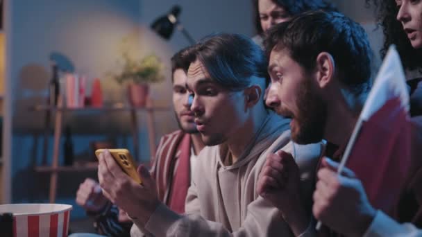 Homens Barbudos Concentrados Olhando Atentamente Para Tela Dispositivo Alegrando Enquanto — Vídeo de Stock