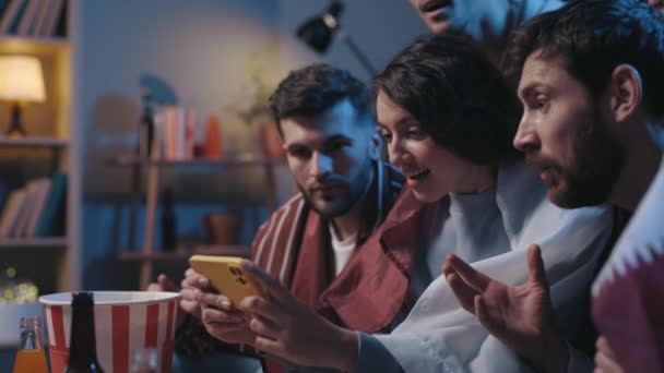 Wesoły Różnorodnych Przyjaciół Patrząc Ekranie Urządzenia Demonstrując Szczęśliwe Emocje Patrząc — Wideo stockowe