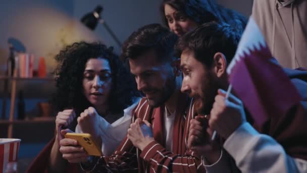 Skoncentrowani Ludzie Patrzą Ekran Telefonu Komórkowego Czują Się Szczęśliwi Gdy — Wideo stockowe