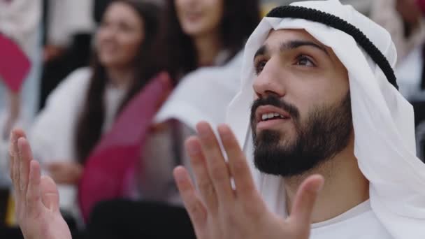 Аравійський Шейх Традиційному Жесті Одягу Під Час Підтримки Національної Команди — стокове відео