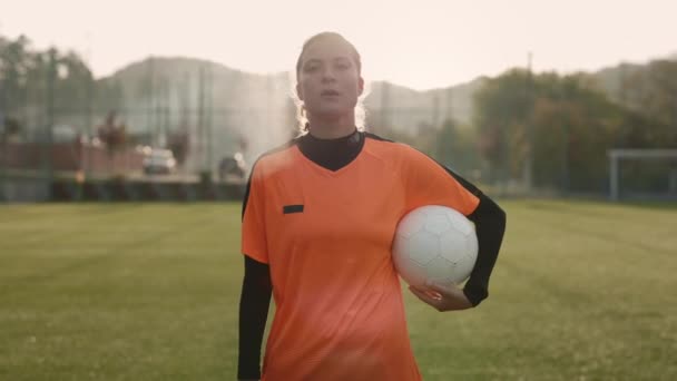 Des Footballeuses Portrait Une Jeune Femme Blanche Uniforme Sport Tenant — Video