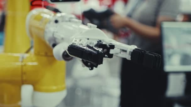 Industrieroboteringenieur Programmiert Fachkundig Eine Hand Mit Neuen Geräten Roboterarm Erledigt — Stockvideo