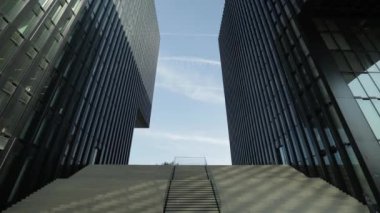 DÜZSELDORF, ALMANY - 1 Temmuz 2021: Hyatt Regency hareketli kamera görüntüsü. Modern ofis binasındaki modern merdiven ya da merdiven. Mimarlık konsepti