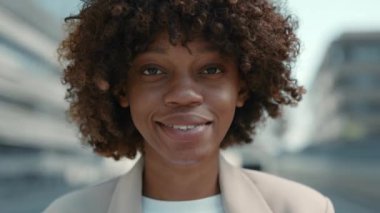 Şirin Afro-Amerikan İş Kadını 'nın İş Bölgesi Arkaplanı Üzerine Yakın Portresi. Dışarıdaki kadın ofis çalışanı, kameraya bakıyor. Halk ve İş Konsepti