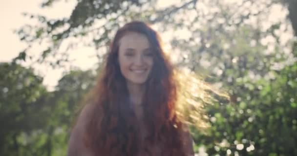 Portré Csodálatos Nőies Fiatal Vörös Hajú Lány Egy Örömteli Mosoly — Stock videók