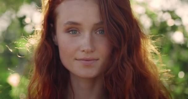 Zavřít Pohled Redhead Okouzlující Dívka Stojící Venku Příroda Krásná Žena — Stock video
