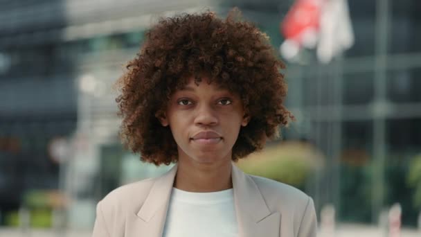 Porträt Des Jungen Afroamerikanischen Managers Der Vor Dem Hintergrund Des — Stockvideo