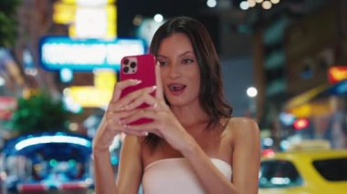 Gecelik Çin Mahallesi 'nin güzelliğinden etkilenen güzel turist kız telefonundaki her şeyi kaydediyor. Şık bir blog yazarı, şehrin göbeğinde, caddenin ortasında film çekiyor. Turizm ve Teknoloji