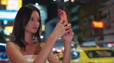 Güzel Amazed Woman Downtown 'ın bir videosunu kaydediyor ve vay canına diyor. 