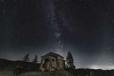 La Via Lattea illumina l 'oratorio della Madonna della Asla bir Livelli Bagnaria Pavia
