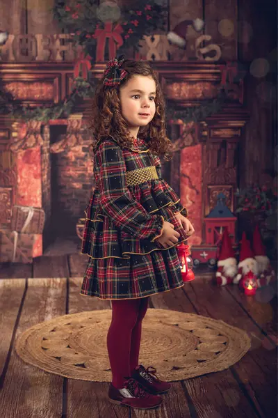 Elinde fenerle Noel süsü takmış bir kız.