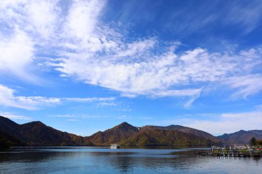Japon güzel manzarası Nikko Chuzenji Gölü Sonbahar yaprakları mevsimi boyunca