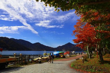 21 Ekim 2022 Nikko Şehri, Tochigi Bölgesi, Oku-Nikko 'daki Chuzenji Gölü' nün Japon Lakeside manzarası, yazlık tatil beldeleri ve sonbahar yeşillikleri için ünlü bir manzara.