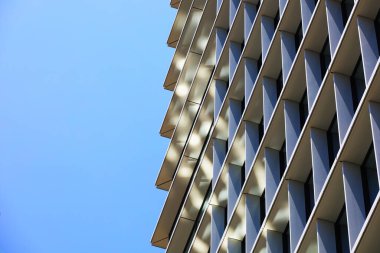 Üç boyutlu bir binanın dış duvarının yakın plan fotoğrafı.