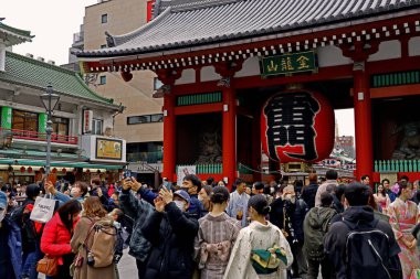 28 Kasım 2022 Taito-ku, Tokyo, Asakusa 'daki Sensoji Tapınağı çevresindeki Japon Sahnesi, pek çok turist ve tapan tarafından popüler bir kasaba.