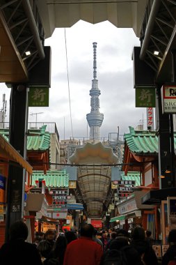 28 Kasım 2022 Taito-ku, Tokyo, Asakusa 'daki Sensoji Tapınağı çevresindeki Japon Sahnesi, pek çok turist ve tapan tarafından popüler bir kasaba.