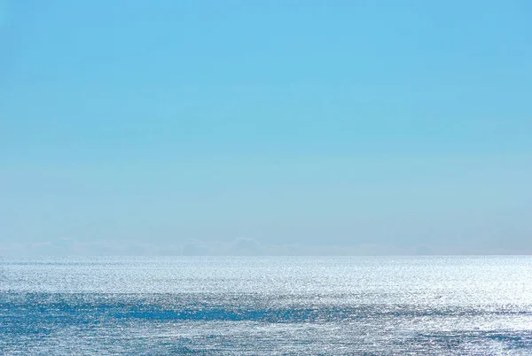 Μια Θέα Της Πλατιάς Θάλασσας Πρωί Που Λάμπει Στο Φως — Φωτογραφία Αρχείου