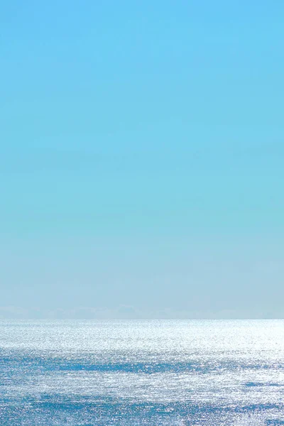 Una Vista Del Amplio Mar Por Mañana Que Brilla Luz —  Fotos de Stock