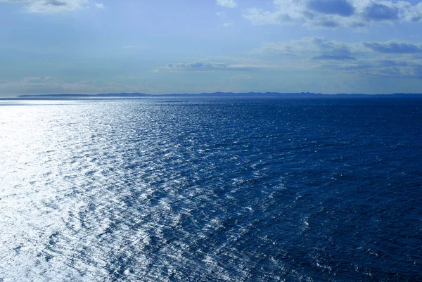 Uma Vista Mar Largo Manhã Que Faísca Luz Solar — Fotografia de Stock