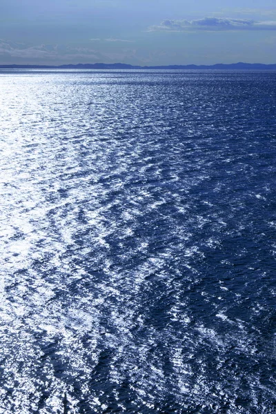 Μια Θέα Της Πλατιάς Θάλασσας Πρωί Που Λάμπει Στο Φως — Φωτογραφία Αρχείου