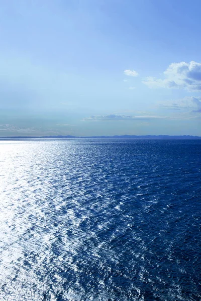 Een Uitzicht Brede Zee Ochtend Die Schittert Het Zonlicht — Stockfoto