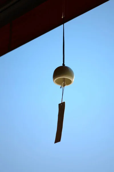 Die Dachüberhänge Eines Geschäfts Dem Ein Windspiel Namens Furin Aufgehängt — Stockfoto
