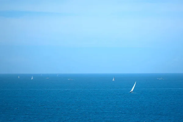 Голубое Море Чистое Небо Белая Яхта — стоковое фото