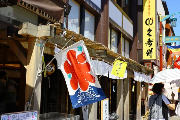 2021年7月23日神奈川県川崎市夏の風物詩であるかき氷の旗が 川崎大師参道の商店街の喫茶店の軒先に掲げられた — ストック写真
