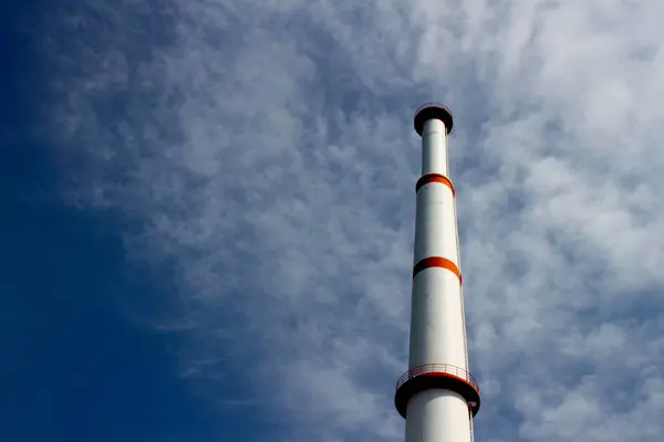 Çöp yakma fırını bacası beyaz ve kırmızıya boyanmış.