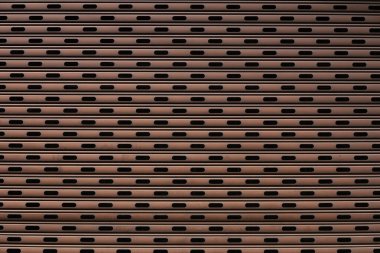 Garajda bir sürü deliği olan eski bir paten kepenğinin yakın plan fotoğrafı.