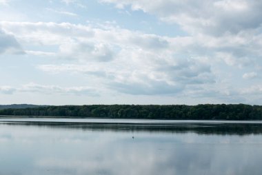Kushiro nehrinin manzarası Hokkaido 'daki Kushiro bataklığından sakince akıyor.