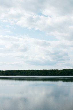 Kushiro nehrinin manzarası Hokkaido 'daki Kushiro bataklığından sakince akıyor.
