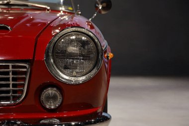 60 'ların arabasının farları ve ön ızgarası.