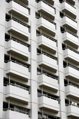 Eşit aralıklı balkonları olan 1970 'lerin apartmanının dışı.