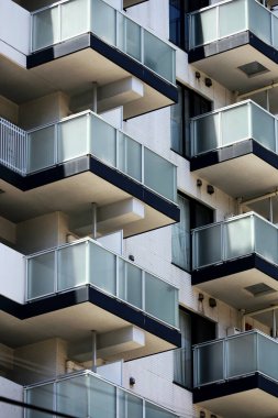 Beyaz ve lacivert renklerin dışındaki modern apartman binası.