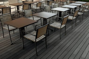 Kafe masaları ahşap avluda dizilmişti.