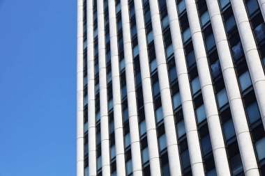 Düşük açılı bir bina.