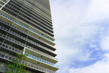 Düşük açılı bir bina.