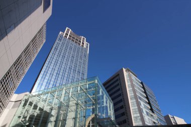 Düşük açılı bir bina.