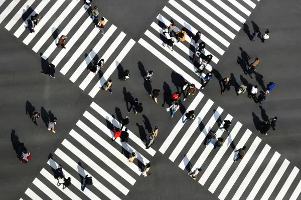 3 Mart 2018, Chuo-ku, Tokyo, Japonya. İnsanlar Japonya 'nın en ünlü alışveriş bölgesi Ginza' nın ana girişi olan Sukiyabashi kavşağında yaya geçidinde yürüyorlar..