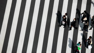 3 Mart 2018, Chuo-ku, Tokyo, Japonya. İnsanlar Japonya 'nın en ünlü alışveriş bölgesi Ginza' nın ana girişi olan Sukiyabashi kavşağında yaya geçidinde yürüyorlar..